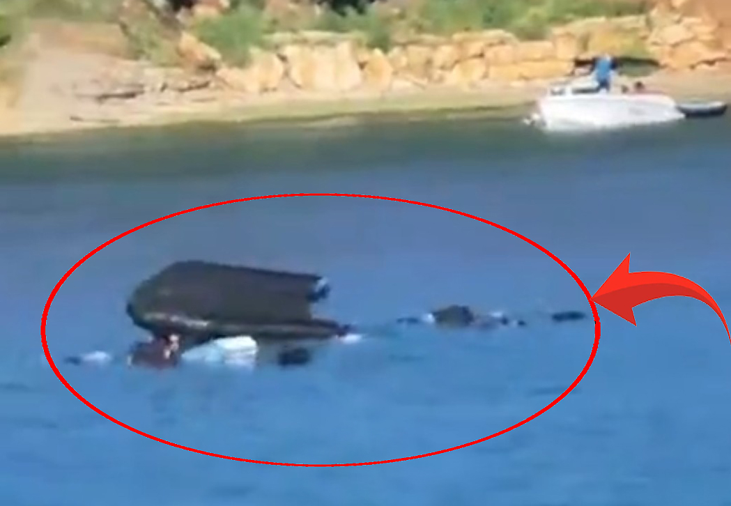Seyrek Sahili’nde botla denize açılan iki kişi, botun su alarak