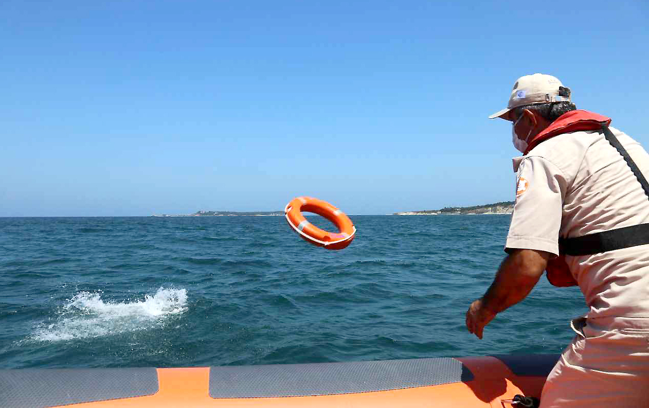 Kandıra Sarısu Plajı açıklarında tekneden denize düşen bir kişi, Kıyı