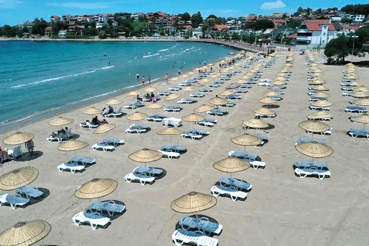Kocaeli Büyükşehir Belediyesi, Kandıra sahillerinde uygulanacak 2026 yaz sezonu şezlong,