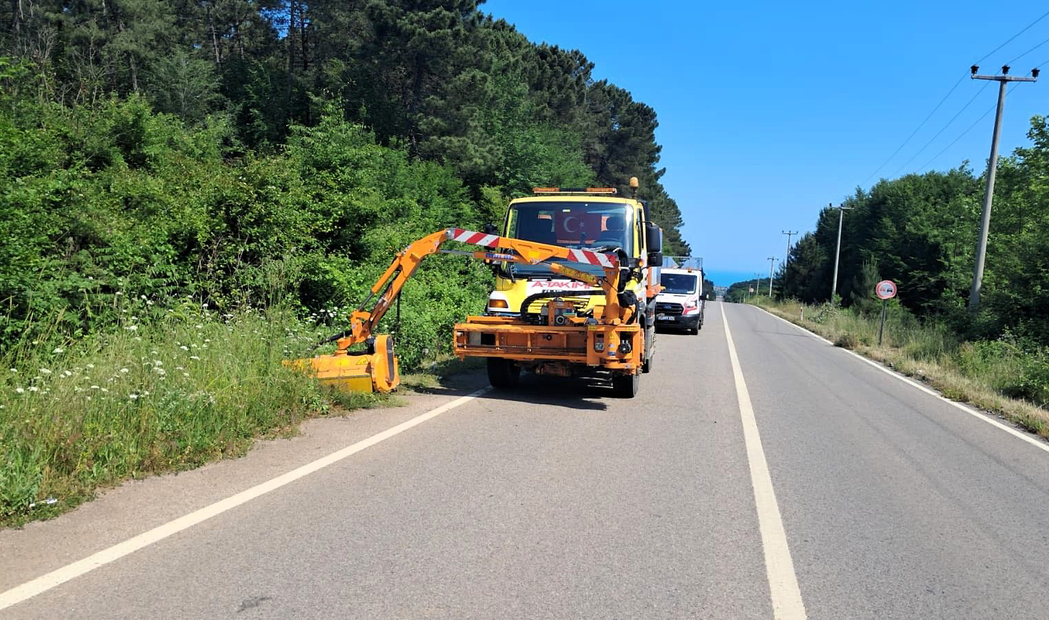 Kocaeli Büyükşehir Belediyesi ekipleri, Kerpe yolunda sürüş güvenliğini tehlikeye sokan