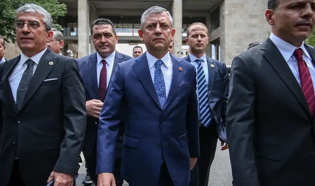 CHP’de Özgür Özel’e yakın 28 Parti Meclisi üyesinin istifa ettiği