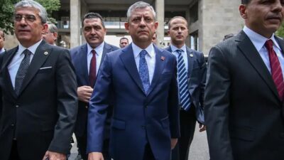 CHP’de Özgür Özel’e yakın 28 Parti Meclisi üyesinin istifa ettiği