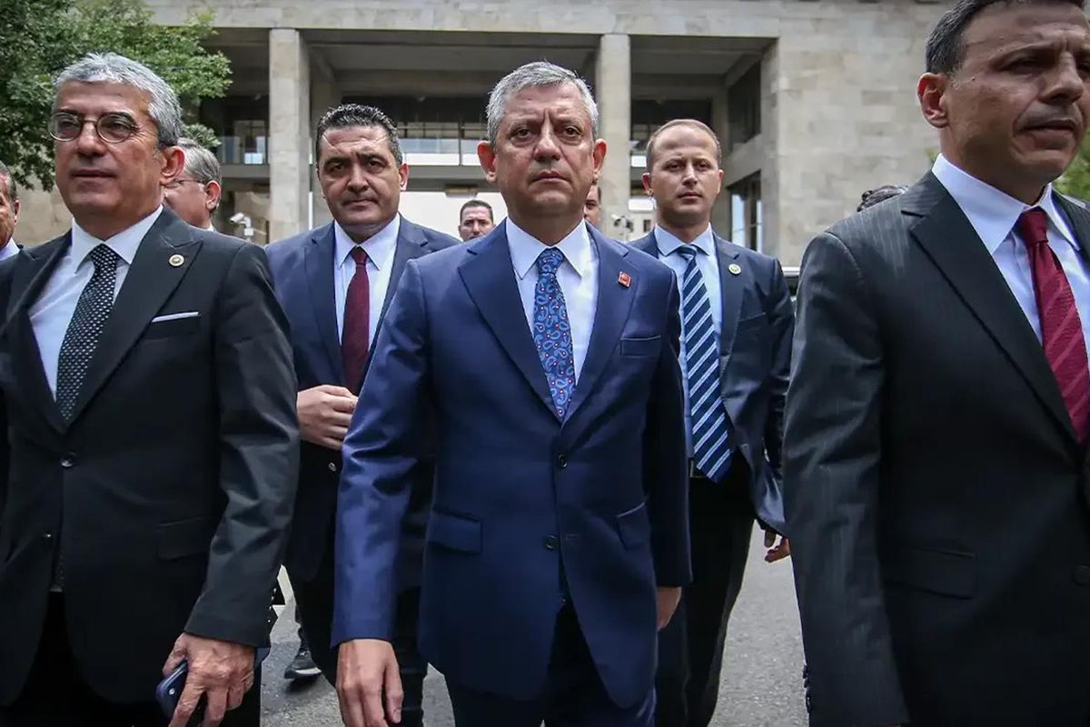 CHP’de Özgür Özel’e yakın 28 Parti Meclisi üyesinin istifa ettiği