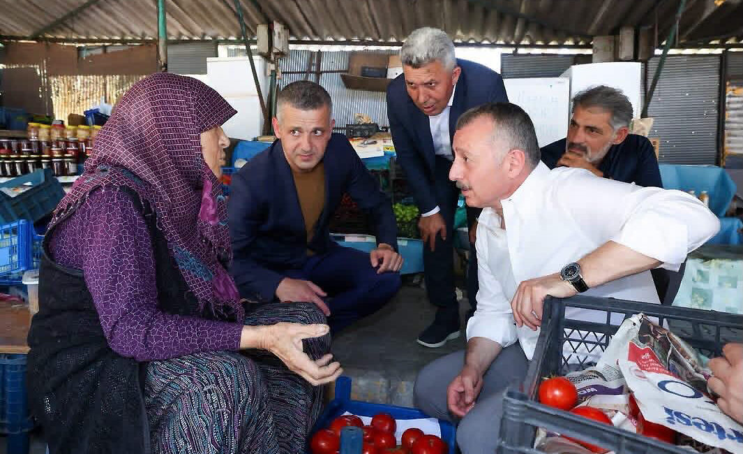 Kocaeli Büyükşehir Belediye Başkanı Tahir Büyükakın, Kandıra’da yöresel ürünler pazarını