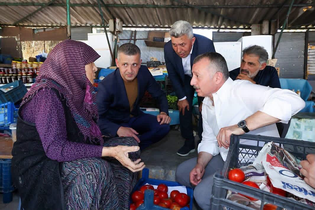 Kocaeli Büyükşehir Belediye Başkanı Tahir Büyükakın, Kandıra’da yöresel ürünler pazarını