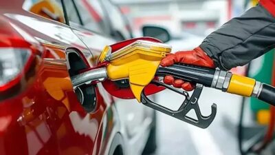 Akaryakıt fiyatlarında yeni zam beklentisi gündeme geldi. Sektör kaynaklarına göre