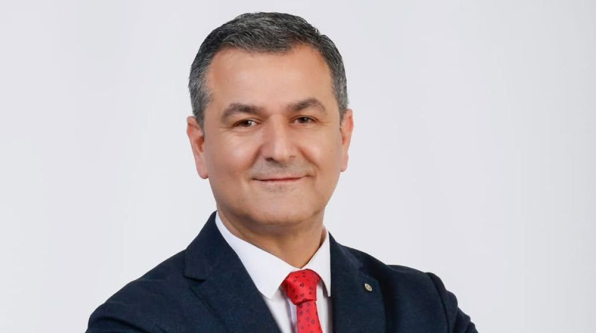 İzmit Belediye Başkanı Fatma Kaplan Hürriyet'in tutuklanmasının ardından görevden uzaklaştırılması