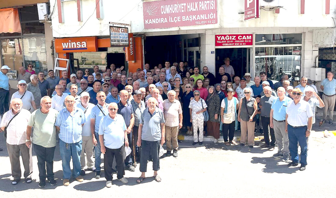 CHP Kandıra İlçe Başkanı Gürcan Yalçıntuğ, ilçe yönetim kurulu üyeleriyle