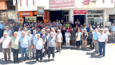 CHP Kandıra İlçe Başkanı Gürcan Yalçıntuğ, ilçe yönetim kurulu üyeleriyle
