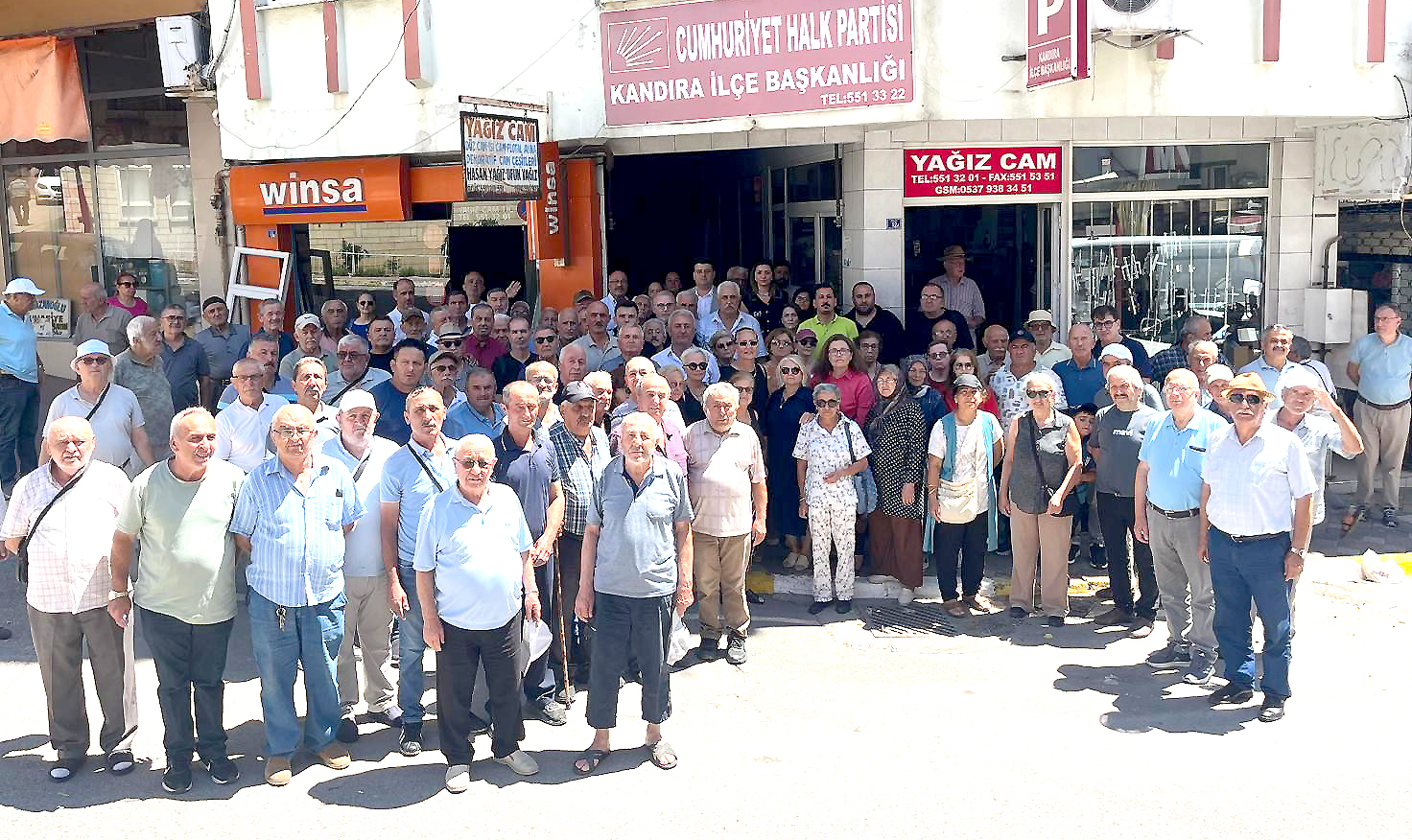 CHP Kandıra İlçe Başkanı Gürcan Yalçıntuğ, ilçe yönetim kurulu üyeleriyle