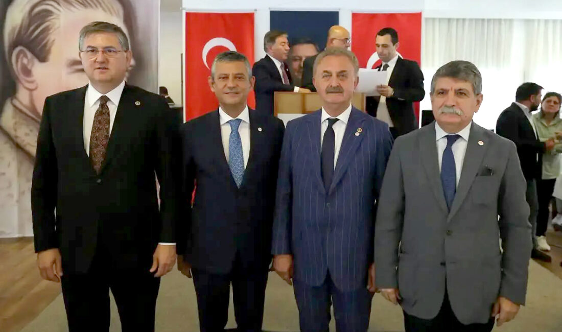 YENİ Parti'nin ilk Kurucular Kurulu toplantısına katılan Kocaeli Milletvekilleri Harun