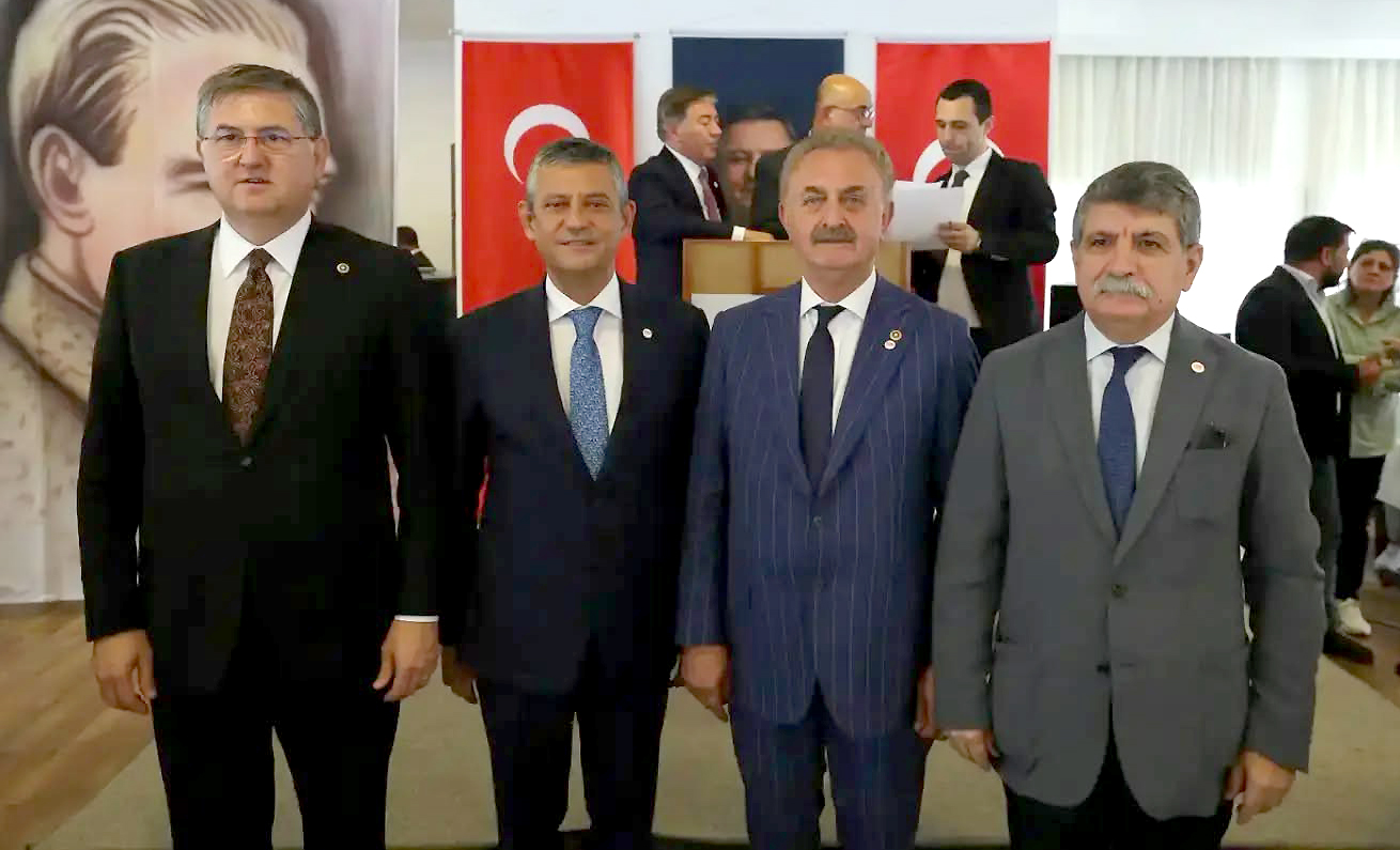 YENİ Parti'nin ilk Kurucular Kurulu toplantısına katılan Kocaeli Milletvekilleri Harun