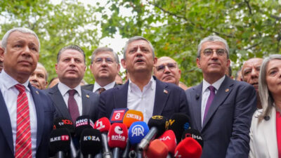 Özgür Özel ile birlikte 90 milletvekili CHP'den istifa ederek Yeni