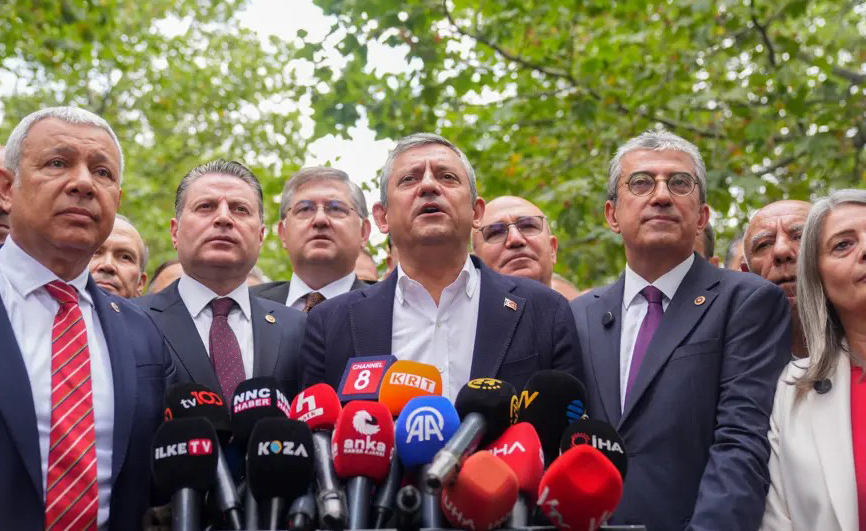 Özgür Özel ile birlikte 90 milletvekili CHP'den istifa ederek Yeni