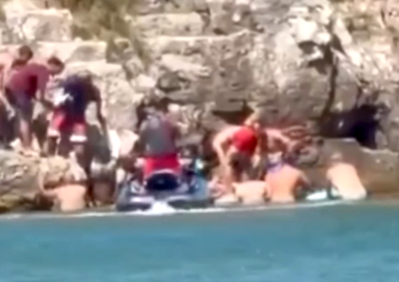Kandıra Bağırganlı Plajı'nda serinlemek için denize giren bir vatandaş, kısa