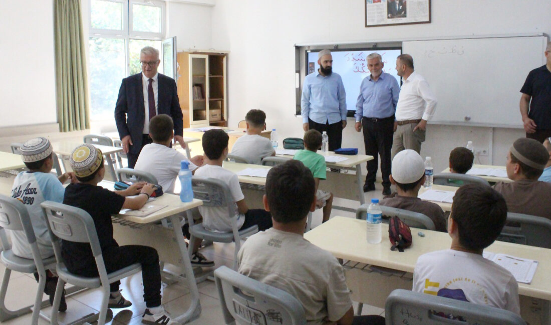 Kandıra Kaymakamı Ömer Lütfi Yaran, Yaz Kur'an Kurslarını ziyaret ederek