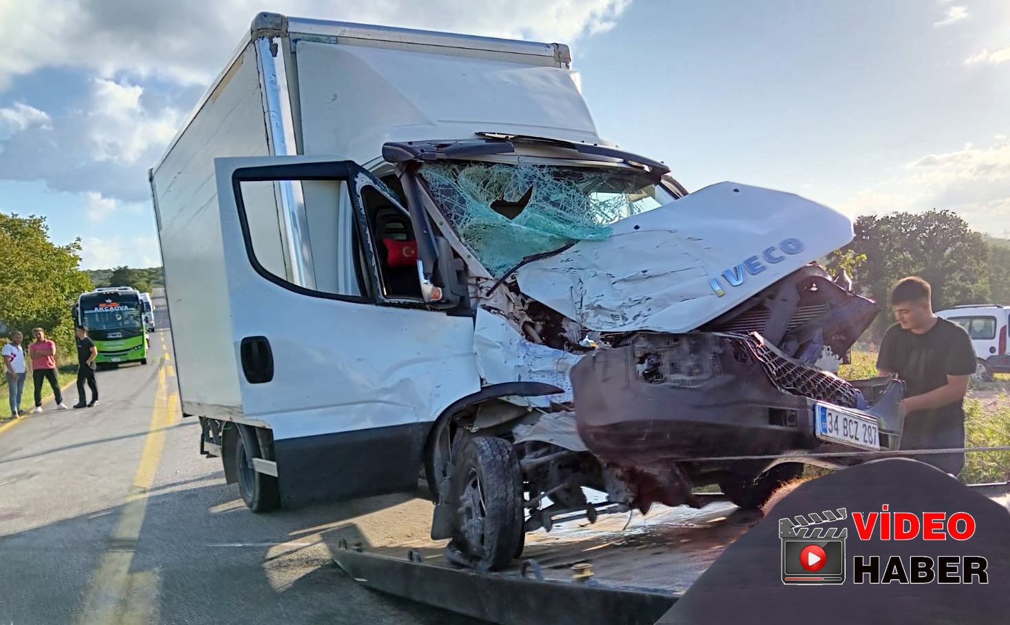 Kandıra-Ağva yolu Safalı Sapağı mevkiinde kamyon ile kamyonetin çarpışması sonucu