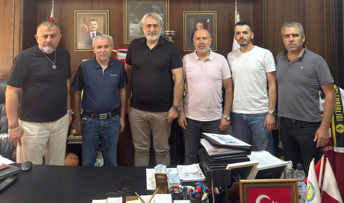 Kandıra Gençlerbirliği Kulüp Başkanı Zekeriya Bayrakdar ve beraberindeki heyet, KASKF