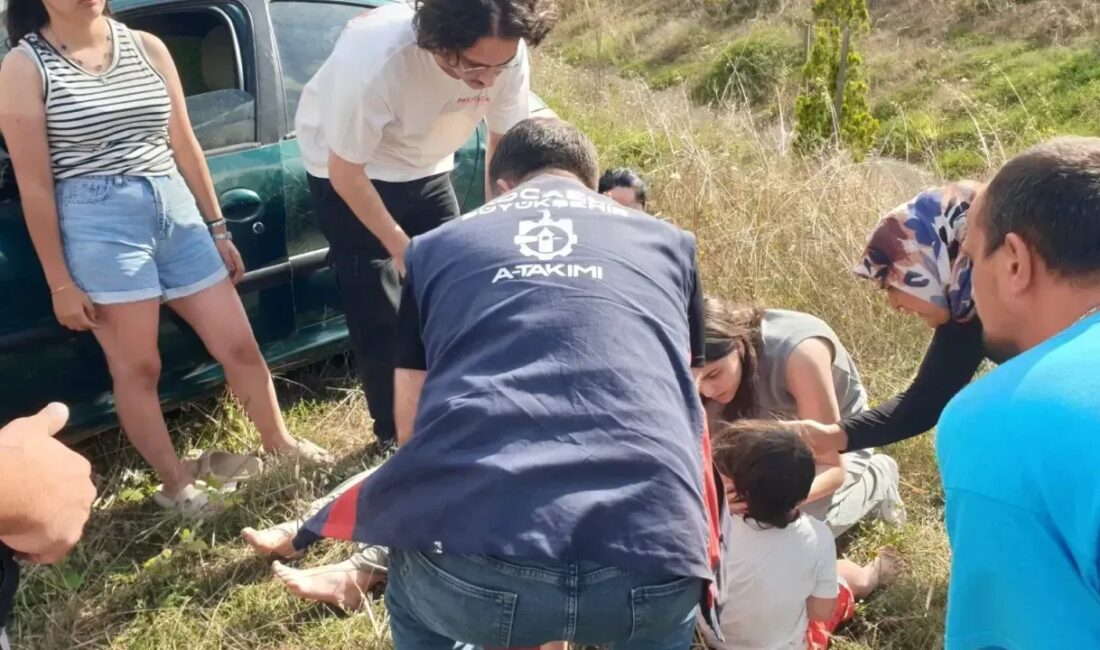 Kandıra yolunda bariyerlere çarparak takla atan otomobildeki anne ve 3