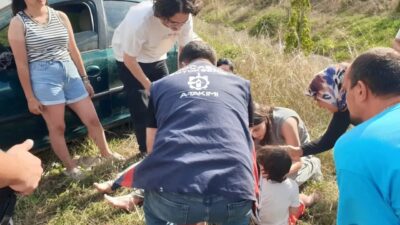 Kandıra yolunda bariyerlere çarparak takla atan otomobildeki anne ve 3