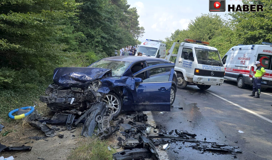 Kandıra-Kefken yolu Babatepesi mevkiinde iki otomobilin çarpışması sonucu meydana gelen