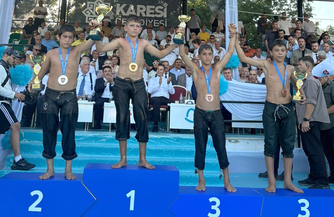 Kandıralı genç güreşçi Hamza Ay, Balıkesir’de düzenlenen Kurtdereli Mehmet Pehlivan