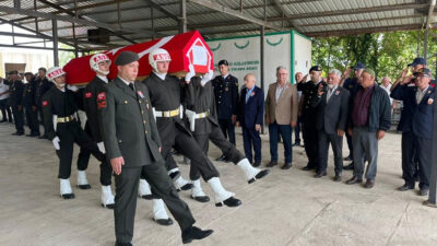 Kandıra Karaağaç Mahallesi sakinlerinden Kıbrıs Gazisi Remzi Kara, düzenlenen cenaze