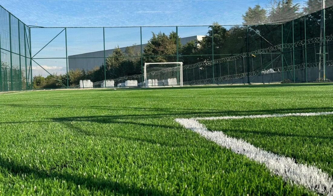 Kocaeli Büyükşehir Belediyesi’nin kent genelindeki futbol sahalarını yenilemek ve yeni