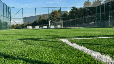 Kocaeli Büyükşehir Belediyesi’nin kent genelindeki futbol sahalarını yenilemek ve yeni