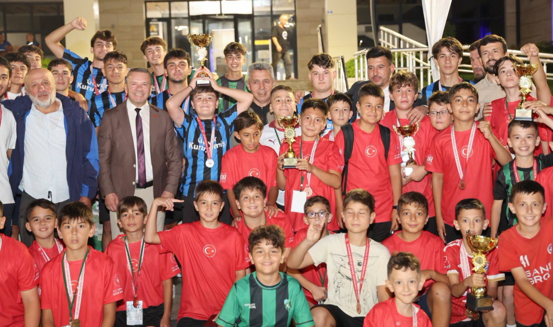 Kandıra Belediyesi tarafından düzenlenen üç günlük Sokak Futbol Turnuvası, farklı