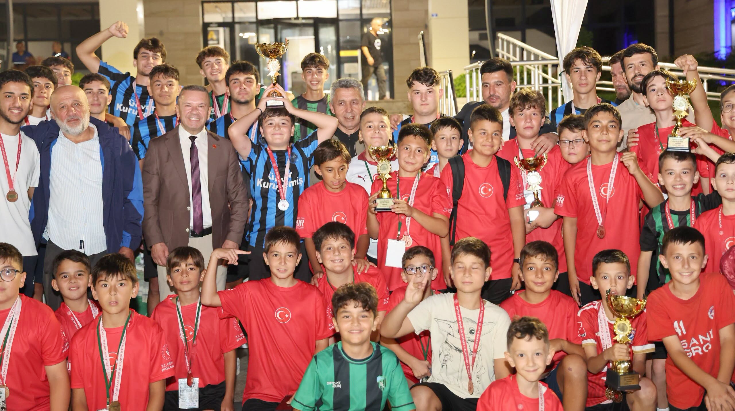 Kandıra Belediyesi tarafından düzenlenen üç günlük Sokak Futbol Turnuvası, farklı
