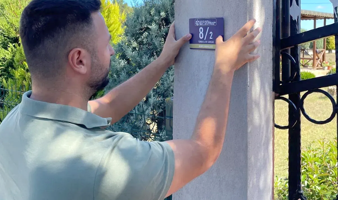 Kocaeli Büyükşehir Belediyesi, tabela üretimini kendi bünyesine alarak son bir