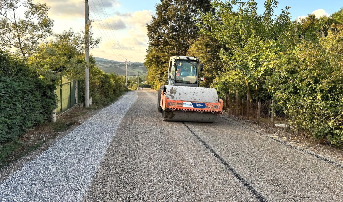 Kandıra Karaağaç Mahallesi Sevgi Sokak’ta gerçekleştirilen sathi kaplama çalışmasıyla yolun