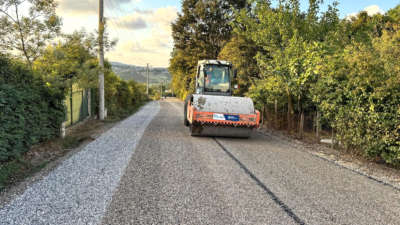 Kandıra Karaağaç Mahallesi Sevgi Sokak’ta gerçekleştirilen sathi kaplama çalışmasıyla yolun