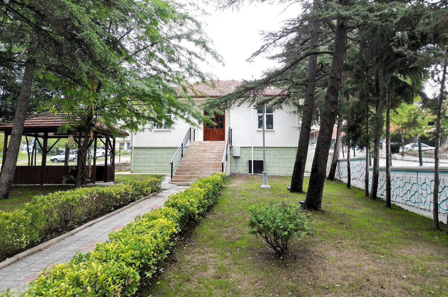 Kandıra’da eski Orman İşletme Şefliği binasında yapımı sürdürülen Saygınlar Kulübü’nde
