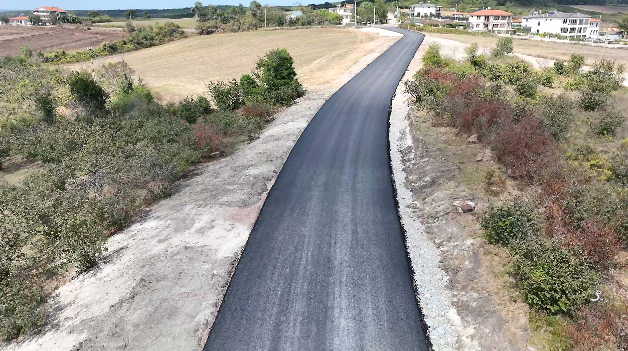 Akçabeyli Mahallesi’ndeki Potlar yolu, Kocaeli Büyükşehir Belediyesi ekiplerinin çalışmasıyla yenilenerek