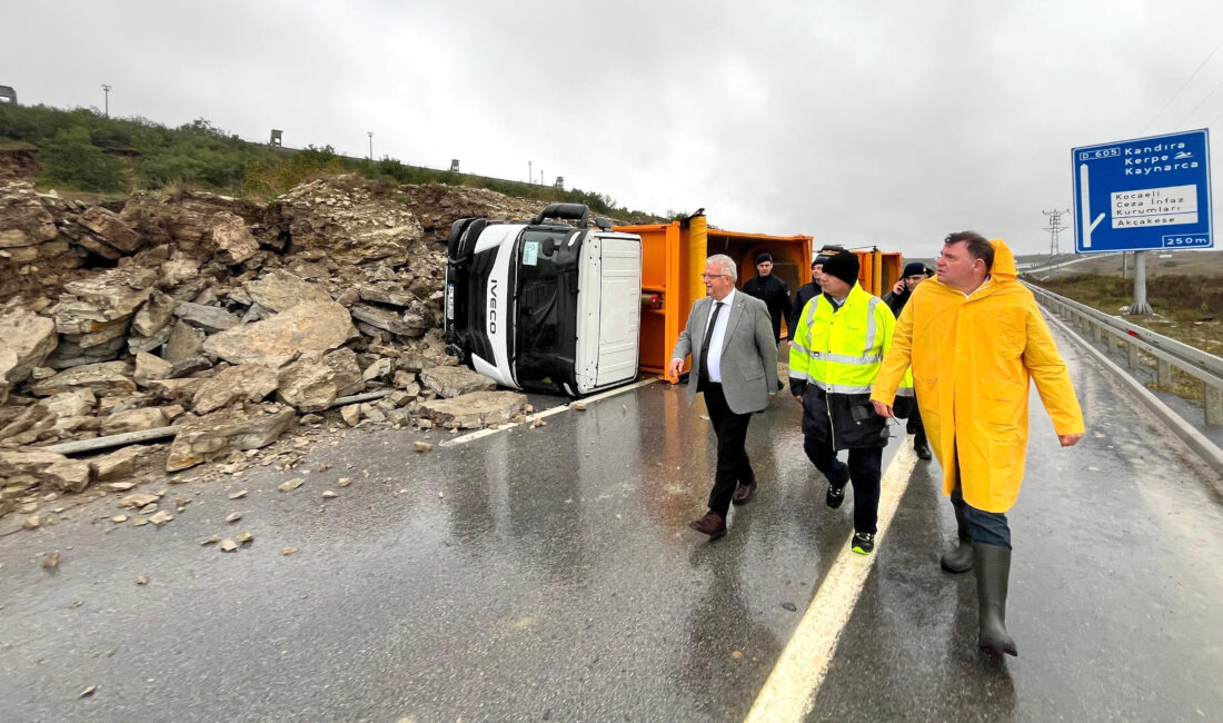 Kandıra–İzmit yolu Akçakese mevkisinde temizlik çalışmaları sırasında ikinci kez heyelan
