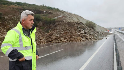 Kandıra-İzmit karayolunun cezaevi bölgesinde meydana gelen heyelan nedeniyle sürücüler için