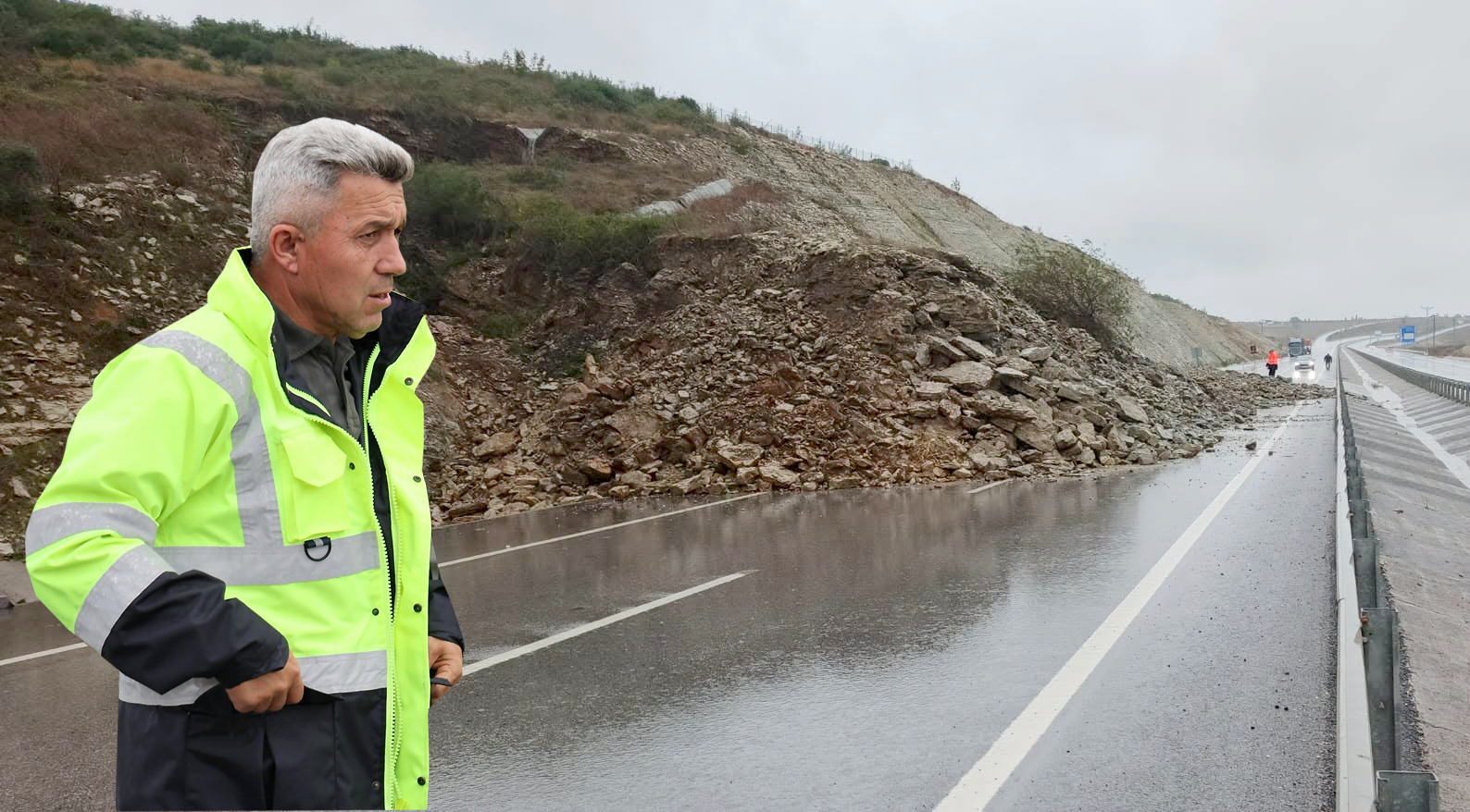 Kandıra-İzmit karayolunun cezaevi bölgesinde meydana gelen heyelan nedeniyle sürücüler için