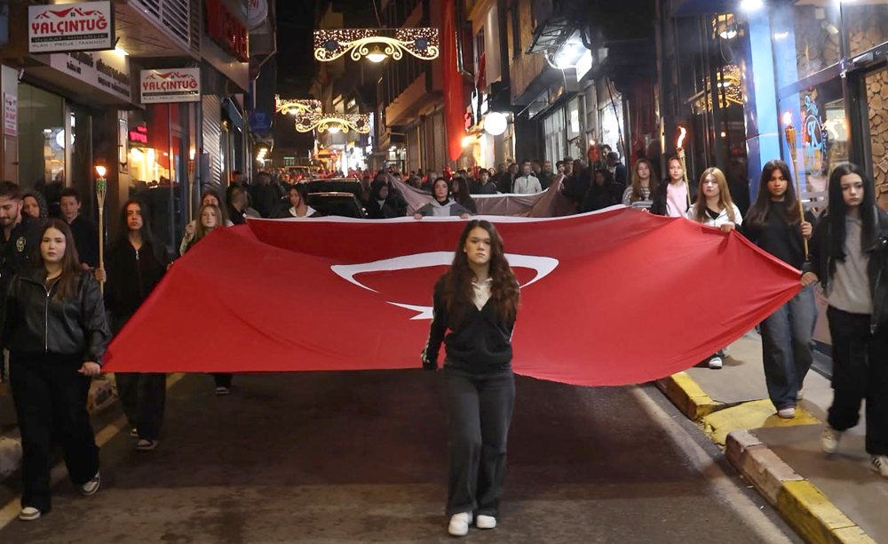 Kandıra’da Cumhuriyet’in 103’üncü yıl dönümü, yüzlerce kişinin katıldığı Fener Alayı