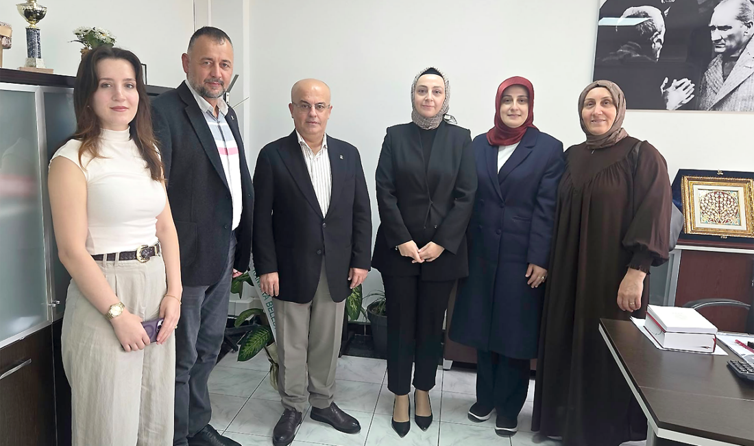 AK Parti Kandıra İlçe Başkanı Sertan Kulaç, yönetim kurulu üyeleriyle