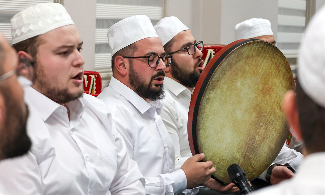 Kandıra İlçe Müftülüğü tarafından Diyanet Gençlik Merkezi’nde düzenlenen meşk gecesinde