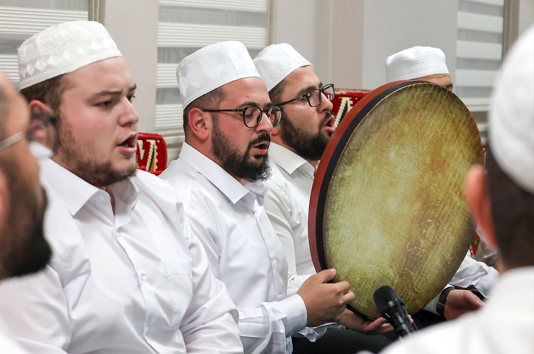 Kandıra İlçe Müftülüğü tarafından Diyanet Gençlik Merkezi’nde düzenlenen meşk gecesinde