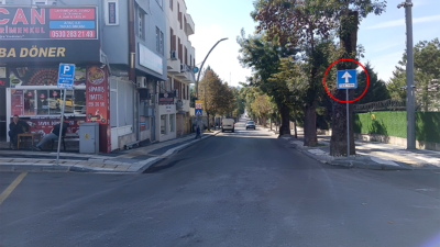 Kandıra Çarşı Mahallesi’ndeki İzmit Caddesi’nde UKOME kararıyla trafik yönü değiştirildi.