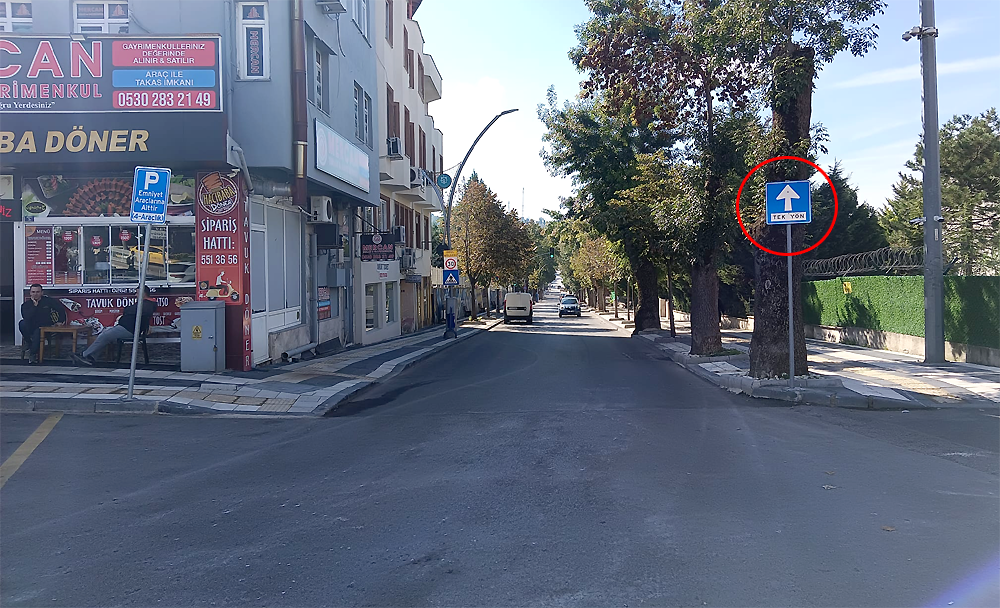 Kandıra Çarşı Mahallesi’ndeki İzmit Caddesi’nde UKOME kararıyla trafik yönü değiştirildi.