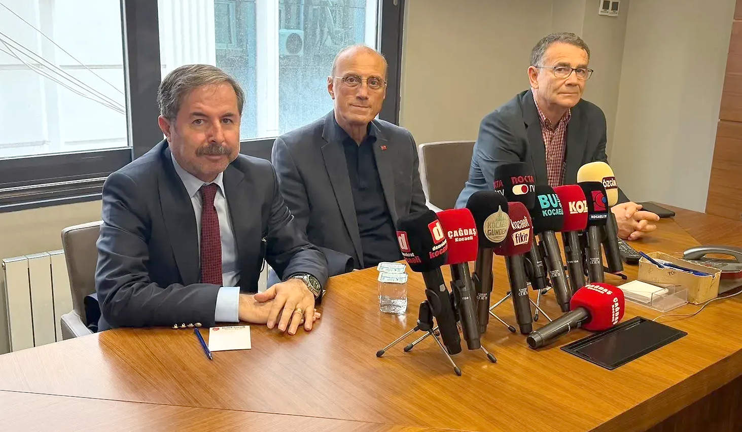Kandıralı Prof. Dr. Hurşit Güneş, CHP Kocaeli İl Başkanlığı ziyaretinde