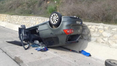 Kandıra-İzmit yolunda kontrolden çıkan otomobilin takla atması sonucu 4 kişi