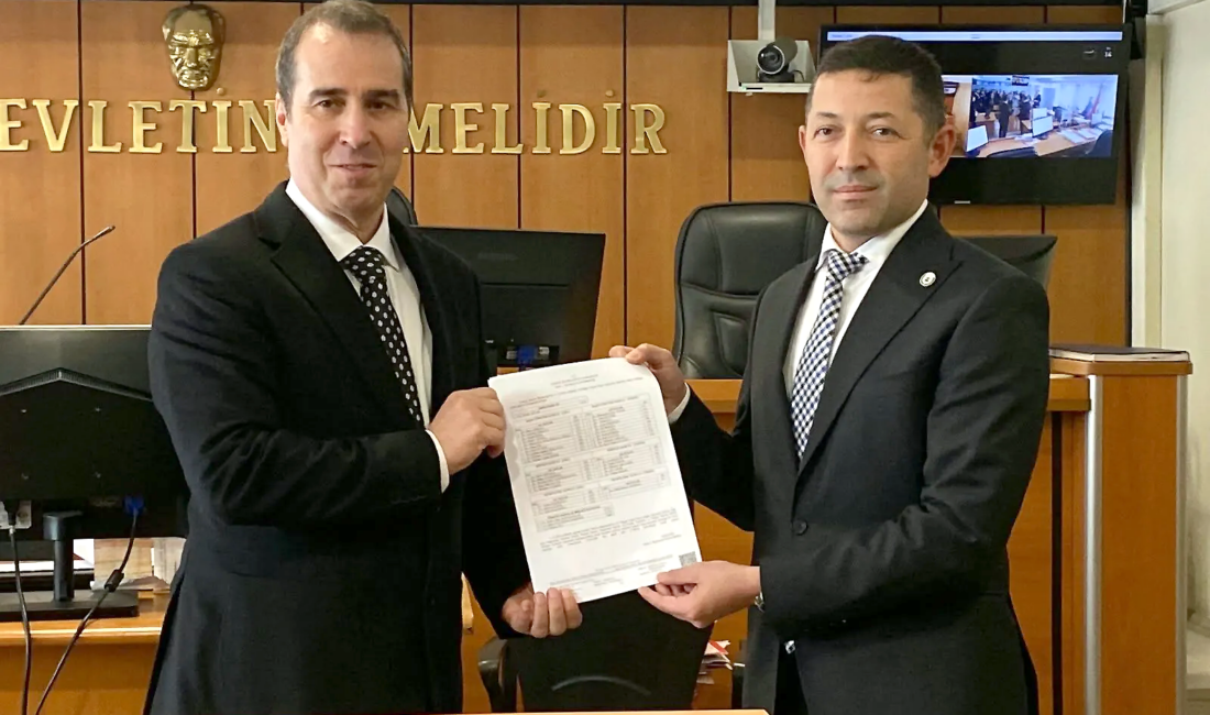 Kocaeli Barosu’nun yeni başkanı seçilen Serdar Solak, mazbatasını alarak resmen