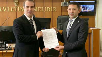 Kocaeli Barosu’nun yeni başkanı seçilen Serdar Solak, mazbatasını alarak resmen